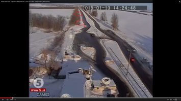 Мне жаль погибших людей в автобусе. Это спланировано? Лично мое мнение из просмотренного видео, трагическая случайность, человек убежал на минное поле именно этим я для себя и объяснил лужу крови возле автобуса, а не вокруг, просто туда отбросило тело.
 
Почему все говорят о провокации и подставе? Камера не туда смотрит, где автобус стоит! Не надо думать, что одни идиоты на блок посту, не туда камеру повернули, а спустя некоторое время одумались и поправили. Есть другие авто в съемках камеры, которые спокойно стояли в зоне работы артиллерии или градов см скрин ниже. Я вижу на двух минутном видео  480dpi  взрывы града/арты и две машины стоящих у обочины в месте взрывов, с включенными фарами. Дальняя еле заметна. В момент взрывов земля разлетается в разные стороны, но на 20 сек видно в дали вспышку скрин2 и направление дыма 21 сек в сторону стоящей машины.Возможно снаряд попал в дерево, возможно сдетонировала мина, но этот взрыв не такой как все, может просто мои фантазии и домыслы. Главное,что возле двух машин стоящих на обочине в паре метров происходят взрывы и о них ничего не сообщается. Фары включены, предположительно должны быть люди, никто не бросает авто с работающими фарами. 

Я не делаю никаких выводов. Интересна судьба машин в зоне обстрела. И почему были фото автобуса с другими сидениями? Найти откуда автобус с чисто дермантином через поиск по фото не смог.