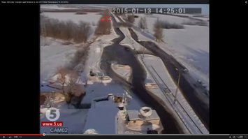 Мне жаль погибших людей в автобусе. Это спланировано? Лично мое мнение из просмотренного видео, трагическая случайность, человек убежал на минное поле именно этим я для себя и объяснил лужу крови возле автобуса, а не вокруг, просто туда отбросило тело.
 
Почему все говорят о провокации и подставе? Камера не туда смотрит, где автобус стоит! Не надо думать, что одни идиоты на блок посту, не туда камеру повернули, а спустя некоторое время одумались и поправили. Есть другие авто в съемках камеры, которые спокойно стояли в зоне работы артиллерии или градов см скрин ниже. Я вижу на двух минутном видео  480dpi  взрывы града/арты и две машины стоящих у обочины в месте взрывов, с включенными фарами. Дальняя еле заметна. В момент взрывов земля разлетается в разные стороны, но на 20 сек видно в дали вспышку скрин2 и направление дыма 21 сек в сторону стоящей машины.Возможно снаряд попал в дерево, возможно сдетонировала мина, но этот взрыв не такой как все, может просто мои фантазии и домыслы. Главное,что возле двух машин стоящих на обочине в паре метров происходят взрывы и о них ничего не сообщается. Фары включены, предположительно должны быть люди, никто не бросает авто с работающими фарами. 

Я не делаю никаких выводов. Интересна судьба машин в зоне обстрела. И почему были фото автобуса с другими сидениями? Найти откуда автобус с чисто дермантином через поиск по фото не смог.