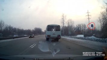 Двойная сплошная почти не видна, но знак, движение по полосам, делает водителя пазика не виновным. ПДД кровью писаны, не нарушайте ПДД и будьте вежливы на дороге.