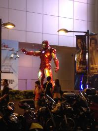 О, круть, послезавтра там буду, надо сфотаться с оптимусом ))
Помню пару лет назад Человек-Утюг тоже на премьере стоял ))