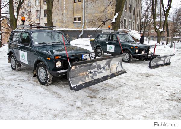 А зачем убирать снег там, где пройдет даже машина с небольшим клиренсом? такой снег до обеда растает.
Надо так: