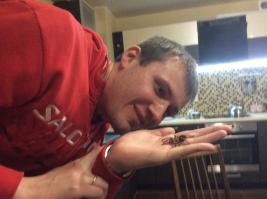 Зашел к другу в гости, а он себе питомца завел нового))))