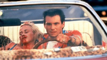 Настоящая любовь
True Romance
фильм в 1994 году получил премию «Сатурн» в категориях: лучший актер (К. Слейтер), лучшая актриса (П. Аркетт), лучший сценарий (К. Тарантино). В этом же году премия MTV Movie Award в категории лучший поцелуй (К. Слейтер — П. Аркетт). А в 1995 году премия Fantasporto за лучший фильм. Но это не отражает всего великолепия фильма — это тот случай, когда лучше один раз увидеть, чем сто раз услышать.

Несмотря на то, что фильм снят достаточно давно, он и сейчас смотриться на одном дыхании, с удовольствием и производит неизгладимое впечатление. Культовое кино 90-х, дающее ответ на вопрос:«что такое настоящая любовь?».