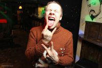 а на 12-15й секунде видно что второй чувак, помогающий собирать Оленьке вещи откровенно стебется над ситуацией и даже показывает "козу" пальцами :)

типа этого:



так что это скорее всего не тот адский донжуан, как предполагали местные "иксперты", а какой-нить их одногруппник-приколист, либо младший брат <span style='color:gray'>[мат]</span>-Олечки