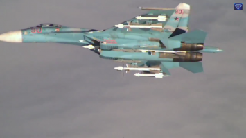 sportage030 на все 100% прав. Пилот "Сушки" всего лишь продемонстрировал всю СЕРЬЁЗНОСТЬ момента, показав обвеску под крылом.