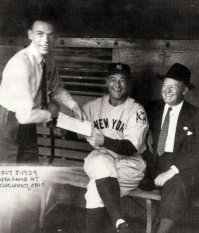 Фрэнк Синатра берет автограф у Лу Герига
В ПРИСУТСТВИИ ВОСЬМИЛЕТНЕГО ГОРБАЧЕВА