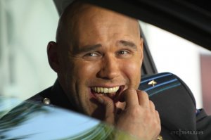 Глухарь напал на лыжников 