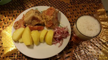 МакДональдс конечно хорошо, а вот маринованная в кефире куриная грудка с томатами всё-таки лучше
кстати в бокале "Саяны", не пиво