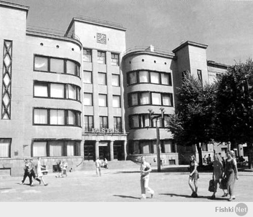 1931 год. Такие дома строили в моём городе, потом пришли освободители и пошёл пипец.
(дом и сщяс стоит, это почта)