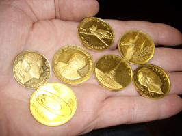 А вот про такие я только после развала СССР узнал. Все советские, проба 999.
И какое барохло можно увидеть на переплавке у ... англичан.