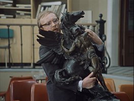 "«Бриллиантовая рука» Пегас в магазине («А у вас есть такой же, но без крыльев?») снимался также в фильме «Служебный роман», под его тяжестью изнывал герой А. Мягкова в эпизоде с «лошадью», а потом и в интерьере квартиры композитора в комедии «Ширли-мырли». Этот конь до сих пор хранится в реквизиторском отделе «Мосфильма». Реквизит!"

Кажеться того коня я видел и у Шерлока Холмса...

"Самым знаменитым произведением искусства, когда-либо появлявшимся в отечественных фильмах, стала скульптура «Персей и Пегас» французского скульптора Эмиля-Луи Пико. Хотя ни имя автора, ни ее название ничего не скажут большинству зрителей, но это тот самый «конь с крыльями», от покупки которого отказался Семен Семенович Горбунков из «Бриллиантовой руки» (1968 г.) и которого сравнивал с мамонтом измученный Новосельцев из «Служебного романа» (1977 г.). Это были, если можно так сказать, «главные роли» французской скульптуры, но, оказывается, «Персей и Пегас» снялся и «в эпизодах». Еще в 1950 году Михаил Ромм поместил его в интерьер немецкого особняка в фильме «Секретная миссия», а в «Семнадцати мгновениях весны» именно эта скульптура украшала кабинет Шелленберга. Но, по мнению советских кинематографистов, не только немецкие военачальники увлекались творчеством Пико — «Персей и Пегас» стоит и в кабинете Сергея Петровича Камышева, роль которого в фильме «Мой ласковый и нежный зверь» блистательно исполнил Олег Янковский. " :)