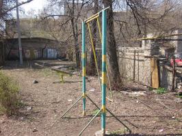 У нас в городе большинство площадок такие,из бутылок,только похуже...это еще хорошо,если такие.(1 фото)А очень много дворов и вот такие(2 и 3 фото)