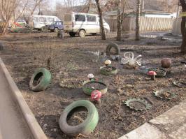 У нас в городе большинство площадок такие,из бутылок,только похуже...это еще хорошо,если такие.(1 фото)А очень много дворов и вот такие(2 и 3 фото)