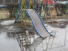У нас в городе большинство площадок такие,из бутылок,только похуже...это еще хорошо,если такие.(1 фото)А очень много дворов и вот такие(2 и 3 фото)
