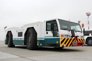 Кстати этот, не знаю как назвать: бтр, бмп или танк, для фильма делали на основе авиационного тягача.