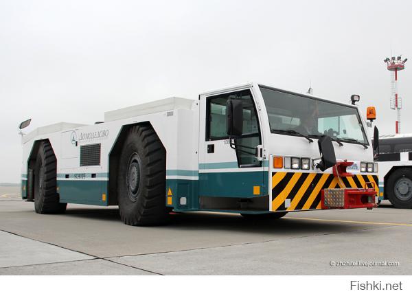 Кстати этот, не знаю как назвать: бтр, бмп или танк, для фильма делали на основе авиационного тягача.