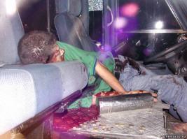 Соблюдай правила: водительское место автомобиля - не место для слепых, пьяных, разговаривающих по мобиле, и больных. А то на следующей фотке будешь изображён ты: