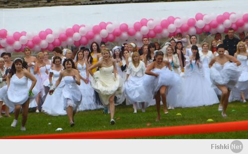 Сбежавшие невесты - традиционное развлечение в Дни города. Нарва, Эстония.