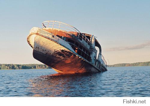Не менее знаменитое кораблекрушение на озере Вуокса, известное всем в Приозерском районе Ленинградской области :)