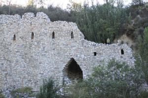 А у нас в Аксайском ущелье дядька один уже 30 с копейками лет замок строит, был там лет 10 назад, внутри ОФИГЕННО, настоящий замок, жилое помещение камин и все дела! 
Вот видео, незнаю как видос вставить 
(подскажите  кому не трудно)