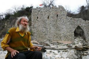 А у нас в Аксайском ущелье дядька один уже 30 с копейками лет замок строит, был там лет 10 назад, внутри ОФИГЕННО, настоящий замок, жилое помещение камин и все дела! 
Вот видео, незнаю как видос вставить 
(подскажите  кому не трудно)