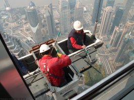 Судя по фоткам, ребята частенько пренебрегали тех. безоп., т.к  люлька должна была вестись(скорее всего по профилю вмонтироному в фасад) по фасаду здания. Они этого не сделали и как следствие - их начало раскачивать