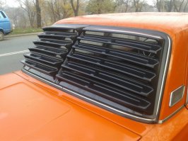 Рыбок и чертиков крутили из капельниц,вешали под зеркало чтоб болтались))  А если у тебя была Решетка на заднее стекло..  Ты вообще крутой,как дорога к счастью)))