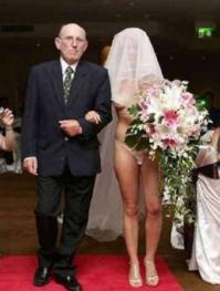 Девушка связала себе свадебное платье  