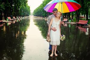 Молодожены, которые не испугались дождя в день своей свадьбы