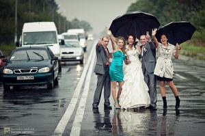 Молодожены, которые не испугались дождя в день своей свадьбы