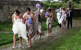 Молодожены, которые не испугались дождя в день своей свадьбы