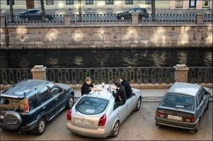 улыбнула наша смекалка - если все столики заняты или их просто нету , не беда ...