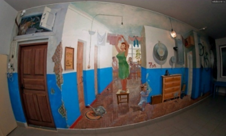 Изобразила  детство на стене своего подъезда в старой пятиэтажке