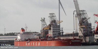 Вот судно представленное автором.
IMO: 9360130
Name: ZALIV VOSTOK
MMSI: 636014127
Type: OIL PRODUCTS TANKER
Gross Tonnage: 60178
Summer DWT: 104527 t
Build: 2009
Flag: LIBERIA
Home port: MONROVIA

Destination	MAP TA PHUT [TH]
ETA	2015-05-21 12:00 UTC
Last Known Port	DAESAN [KR] (2015-04-03 0700)
Draught	12.5m
Speed recorded (Max / Average)	14.6 / 12.8 knots
Info Received	2015-05-18 22:24 (2015-05-18 22:24)

Порожняком и  в грузу