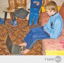 В Черниговском зоопарке медведь откусил мальчику обе руки.
...Прогуливаясь по территории, они подошли к вольеру с бурым медведем и 12-летний Олег, ученик 9-го класса, решил угостить зверя сухариками. 

Он перепрыгнул ограду вольера и через клетку протянул животному пищу. В этот момент медведь ухватил ребенка за руку, а когда мальчик начал отбиваться второй рукой, он схватил и ее. На крики детей к месту происшествия прибежали охранники и отбили ребенка у зверя. 

Вызов о несчастном случае одновременно поступил в районную больницу и ГУ МЧС в области в 15:00. Через несколько минут спасатели и скорая помощь были в зоопарке. 

Мальчик был госпитализирован в райбольницу в шоковом состоянии. Медведь откусил ему обе руки до локтевого сустава. Состояние здоровья ребенка стабильно тяжелое...

..."Медведь — это самый непредсказуемый хищник, — рассказал "Сегодня" директор Ялтинского зоопарка Олег Зубков. — Если такие хищники, как львы, тигры предупреждают о своем нападении рычанием, какими-то движениями, то медведь — никогда. Он может смотреть на вас жалостливыми глазами бездомного, а через мгновение наброситься. Медведи при нападении выпускают когти длиной 6—7 см, которыми впиваются в тело, разрывая одежду и кожу. Они подтягивают к себе жертву, входят в раж, после чего освободить пострадавшего очень тяжело. В нашем зоопарке обязательно есть и предупреждающие таблицы, и работники, которые следят за посетителями, то есть меры предосторожности обязательно соблюдаются"...