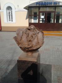 Томск. Мужик с бочкой пива возле пивзавода и ребенок в капусте у роддома