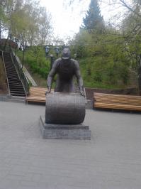 Томск. Мужик с бочкой пива возле пивзавода и ребенок в капусте у роддома