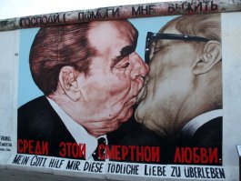 А как же это? Берлинская стена: