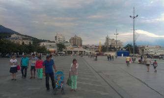 Для дурачков, типа аффтара поста, предлагаю слетать в прошлое
и посмотреть, сколько народу там было. Нынешнее "паломничество"
покажется жалкими соплями.

Набережная Ялты. Фото сделано 19.06.14 в 20:43 по их времени.
Кто знает, как это место выглядело в это время раньше, тот поймет.