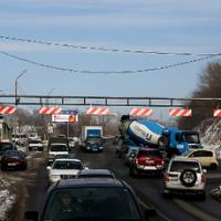 а за каким бесом там ограничительная рамка стоит, которая выше, чем ограничение под мостом! должно быть хотя бы так
