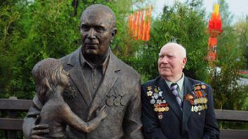 В Тамбове есть памятник, который сделан с одного и того же человека, что и памятник "Воину-Освободителю". Его звали Иван Одарченко. Только на руках у него уже внучка. К сожалению, Иван Одарченко недавно скончался.