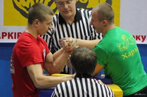 это маттиас шлитте (немецкий армрестлер) родился с такой аномалией, правая рука намного больше левой. 
Олег Жох намного круче