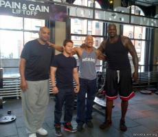 по сравнению с Шаком, малыш