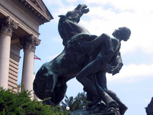 Скульптурная группа "Играли кони вороные".
Расположена перед входом в белградский (сербский) парламент