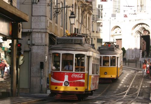Но есть в этих ваших европах города, где эксплуатируются еще более древние, чем показаны в топике, трамваи.
Лиссабон. Трамваи, вообще, ДОВОЕННЫЕ, но посмотрите, в каком состоянии: