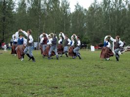 Тётеньки танцуют с дяденьками на соревнованиях по конному спорту где-то в Латвии