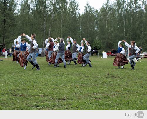 Тётеньки танцуют с дяденьками на соревнованиях по конному спорту где-то в Латвии