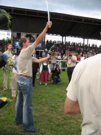 Я живьем видел. Но у нас открыватель профессиональный был