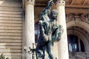 Белград (площадь Маркса и Энгельса, если не ошибаюсь), главный вход а Парламент. Установлена в 1939 году. Называется примерно "Играли кони вороные" или что-то в этом роде ("Igrali se konji vrani"), во что играли даже боюсь предположить. Автор - скульптор Toma Rosandiж