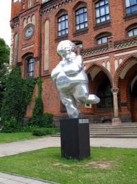 Венера Виллендорфская у Академии художеств в Риге